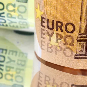 اليورو يهبط إلى أدنى مستوى له في شهر