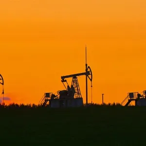 النفط يتراجع بعد ارتفاع مفاجئ في المخزونات الأمريكية