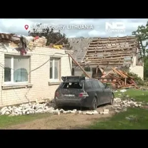 ليتوانيا: إعصار قوي يقتلع أسطح المنازل ويدمّر السيارات