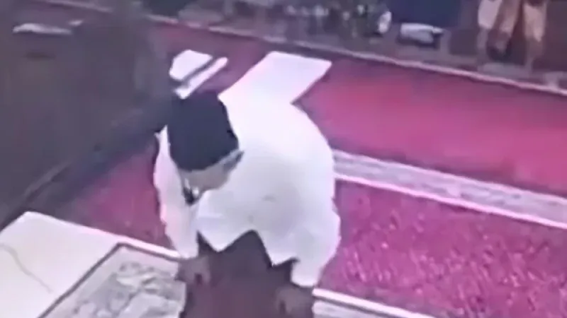 شاهد.. لحظة وفاة إمام مسجد أثناء صلاة الفجر بأحد المساجد في إندونيسيا