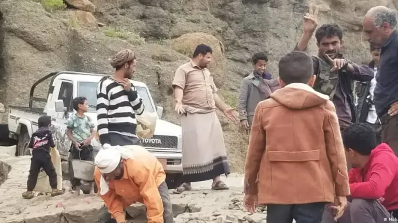 "رص" - مبادرة مجتمع يمني يقاسي لرصف طريق جبلية من ركام الحرب