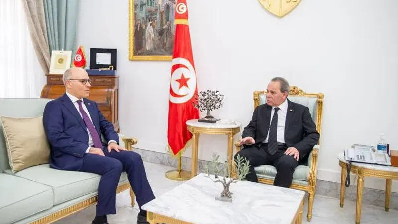 الاستعدادات لعودة التونسين بالخارج إلى أرض الوطن محور لقاء بين رئيس الحكومة ووزير الخارجية