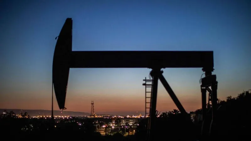 أسعار النفط تقفز 3 % وسط تقارير عن ضربات إسرائيلية على إيران
