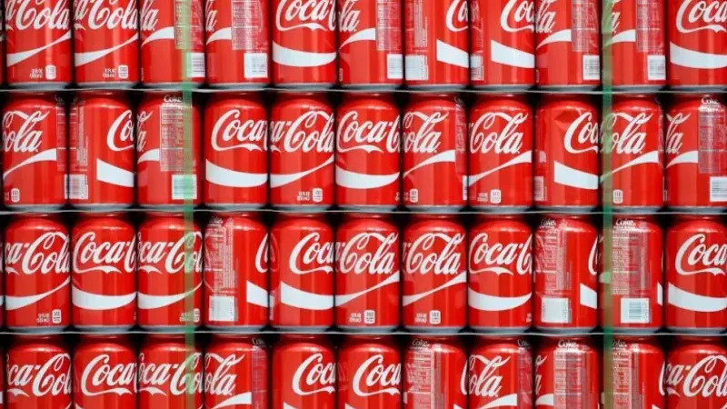 سحب عبوات من مشروب “كوكا كولا” بسبب وجود مادة كيميائية خطيرة