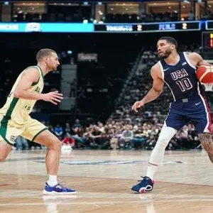 المنتخب الأمريكي لكرة السلة يفوز على نظيره الأسترالي استعداداً لأولمبياد باريس 2024
