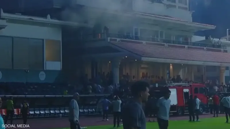 فيديو: حريق يتسبب بإيقاف مباراة في الدوري المصري