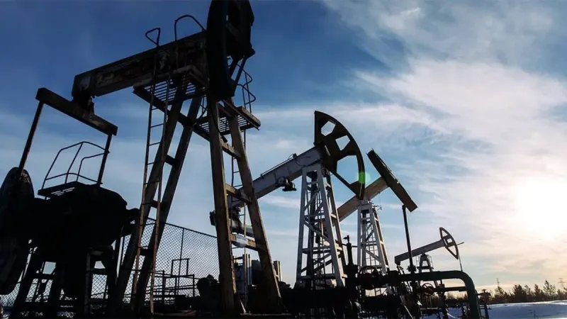 ارتفاع أسعار النفط مدعوما ببيانات عن انخفاض في مخزونات الخام الأمريكية