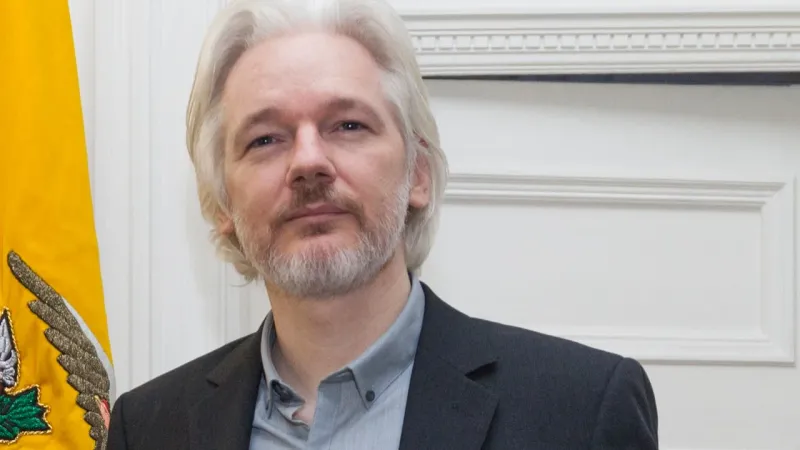 مؤسس موقع ويكيليكس يغادر المملكة المتحدة بعد الاعتراف بالذنب مقابل إطلاق سراحه