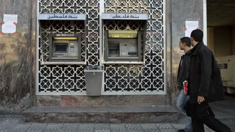 لمنع الانهيار المالي.. سموتريتش يمدد التعاون بين البنوك الإسرائيلية والفلسطينية في الضفة الغربية