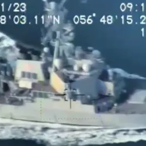 القوات الإيرانية ترصد الإسطول البحري في مياه الخليج وحاملة الطائرات أيزنهاور بـ"المسيرات" (فيديو)