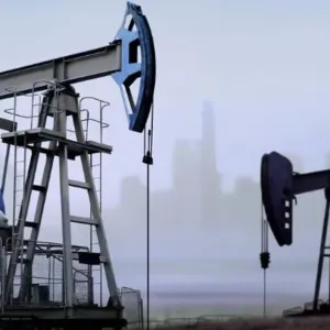 أسعار النفط تواصل خسائرها مع زيادة المخزونات الأمريكية