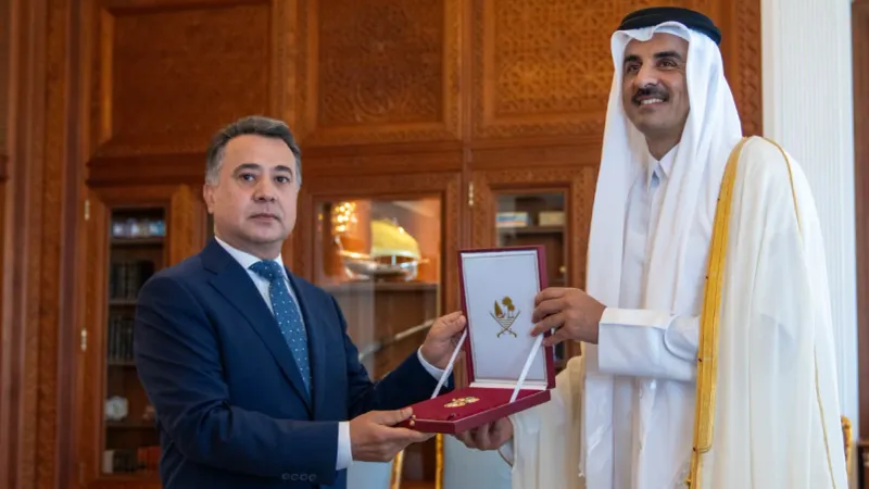 سمو الأمير يمنح سفير طاجيكستان وسام الوجبة