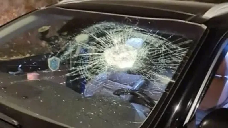 في لبنان: حطّم زجاج سيارة المدير!
