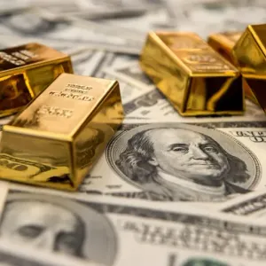 الذهب والدولار يتراجعان وسط ترقب بيانات التضخم الأميركية