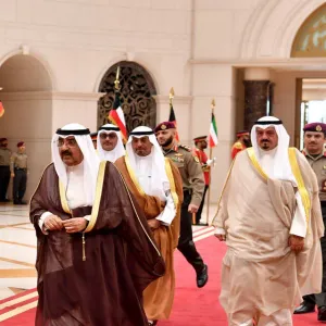 أمير الكويت يُغادر إلى السعودية