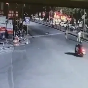 شاهد: الشرطة الهندية تضع حبلاً لإغلاق طريق سريع.. وعند مرور سائق دراجة نارية كانت الصدمة!