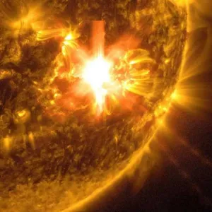 "نار ملتهبة".. ناسا تنشر صورة مذهلة للعاصفة الشمسية