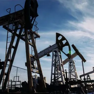 ارتفاع أسعار النفط مدعوما ببيانات عن انخفاض في مخزونات الخام الأمريكية
