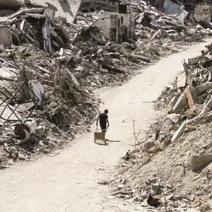 330 ألف طن نفايات متراكمة بمناطق سكنية في غزة