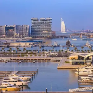 الإمارات بين أفضل 10 دول للعيش والعمل