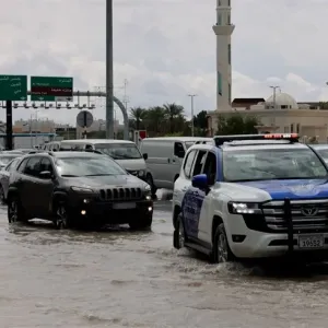 شرطة ودفاع مدني أبوظبي تواصلان جهودهما للتعامل مع الأحوال الجوية المتقلبة