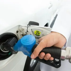 انخفاض أسعار الوقود في الإمارات يونيو القادم