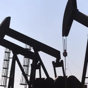 النفط يتراجع بعد ارتفاع مفاجئ في مخزونات البنزين الأميركية