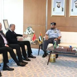 قائد عام شرطة أبوظبي يلتقي وفداً أمنياً مغربياً