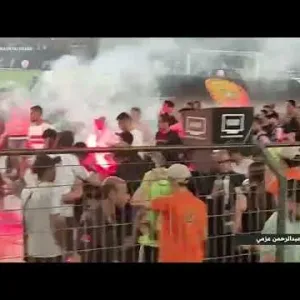 بالشماريخ أحمد سليمان يحتفل مع اللاعبين برفع كأس البطولة بعد المباراة
