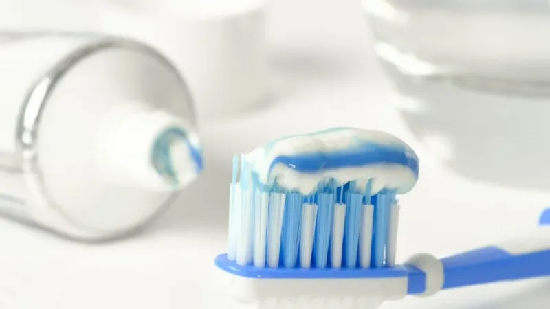 لماذا يعتبر الأطبّاء أنّ عليك عدم شطف أسنانك بعد تنظيفها؟
