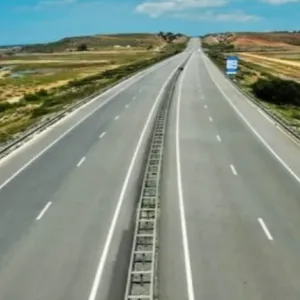 البنية التحتية: طريق سريع يربط بين ثلاثة طرق رئيسية