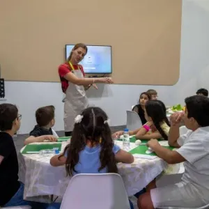 الأطفال يحضرون وجبات صحية مقتبسة من قصة "ذات الرداء الأحمر"