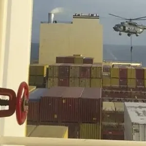 شاهد.. استيلاء قوات كوماندوز إيرانية  على سفينة إسرائيلية قرب مضيق هرمز