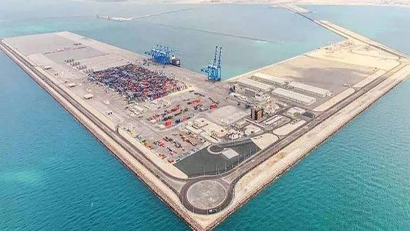 الأشغال تطرح 9 مناقصات لتشغيل المرحلة الأولى من ميناء مبارك الكبير