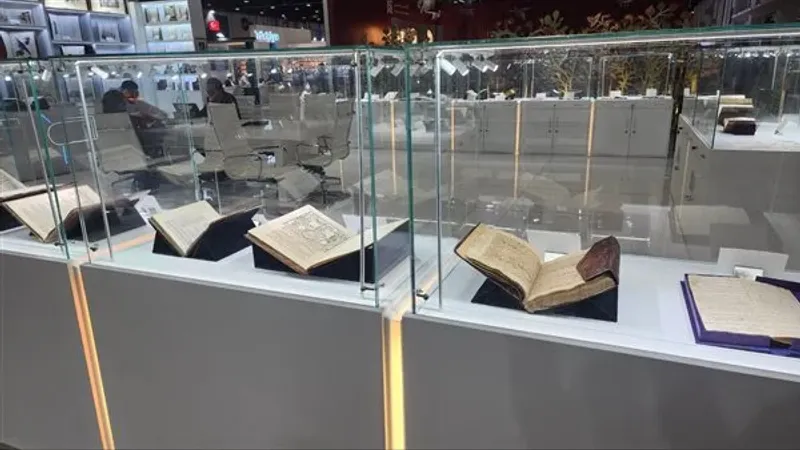 اكتشاف كتب ومخطوطات قديمة نادرة في معرض أبوظبي