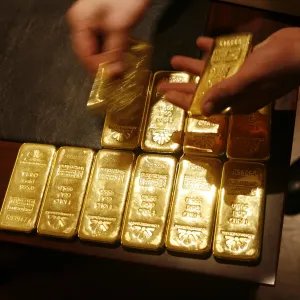 الذهب يعود الى الارتفاع بسبب أسعار الفائدة الامريكية