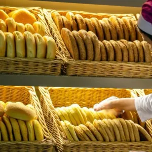 مهنيو صناعة الخبز يرجئون الزيادة في الأسعار.. وينتظرون "حلولا مُرضية"