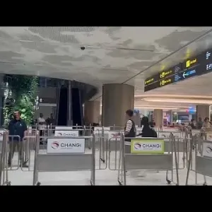 فيديو: أحد الركاب يروي تفاصيل مرعبة لهبوط الطائرة السنغافورية الاضطراري في بانكوك