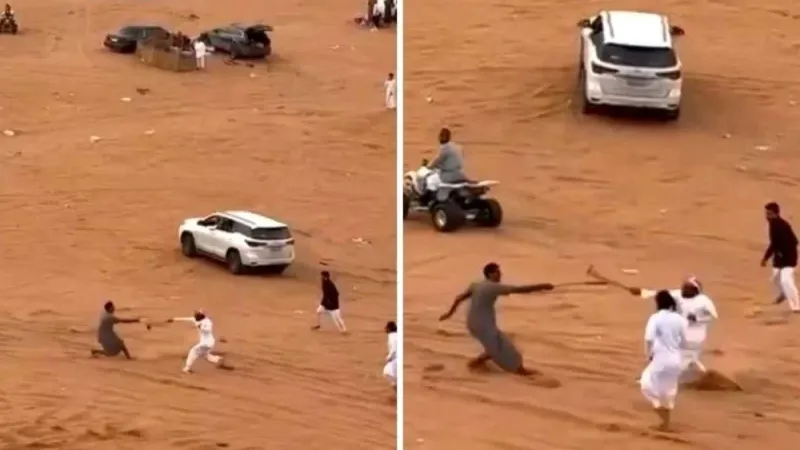 "أحدهم يحمل سيفًا".. شاهد.. معركة بين أشخاص أثناء التطعيس في منطقة صحراوية