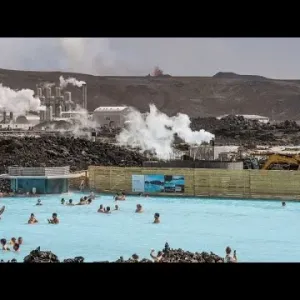 فيديو: إعادة افتتاح منتجع "بلو لاغون" بالرغم من استمرار ثوران البركان الآيسلندي