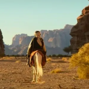 فيلم "بين الرمال" يفوز بالنخلة الذهبية لمهرجان أفلام السعودية