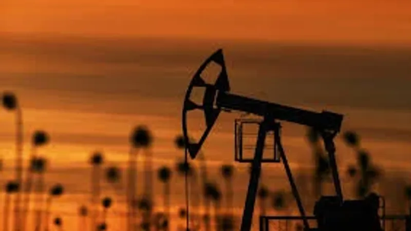 النفط يتراجع مع ترقب الهدنة في غزة ومراجعة سياسة الفيدرالي الأمريكي