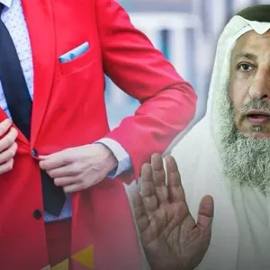 داعية كويتي يحرّم ارتداء الرجال للأحمر.. "لبس النساء والكفار!"