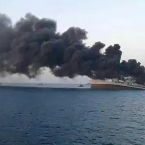 نيران في سفينة قبالة سواحل اليمن جراء قصف حوثي