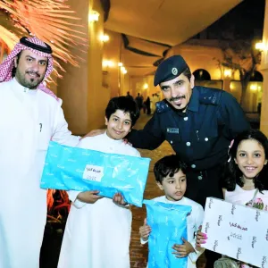 معهد الشرطة يوزع "عيدية العيد" على الأطفال