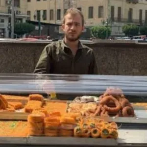 مصر.. عنصرية تحول طبيباً سورياً لبائع حلويات شهير