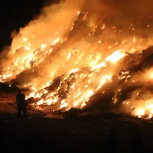 حريق ضخم في مكب نفايات برج حمود... والروائح كريهة (فيديو)