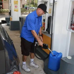 بايدن يأمر بضخ مليون برميل من البنزين لخفض الأسعار في المحطات قبل 4 يوليو