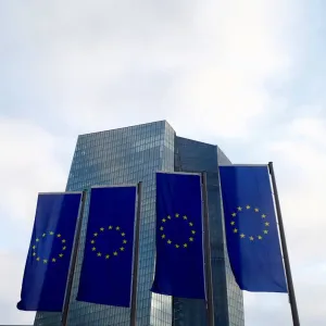 «المركزي» الأوروبي يمهد الطريق لخفض الفائدة في يونيو مع تراجع التضخم