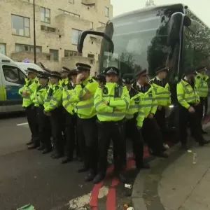 فيديو. 
            
    			محتجون يفترشون الأرض لمنع حافلة تقل مهاجرين من العبور في لندن